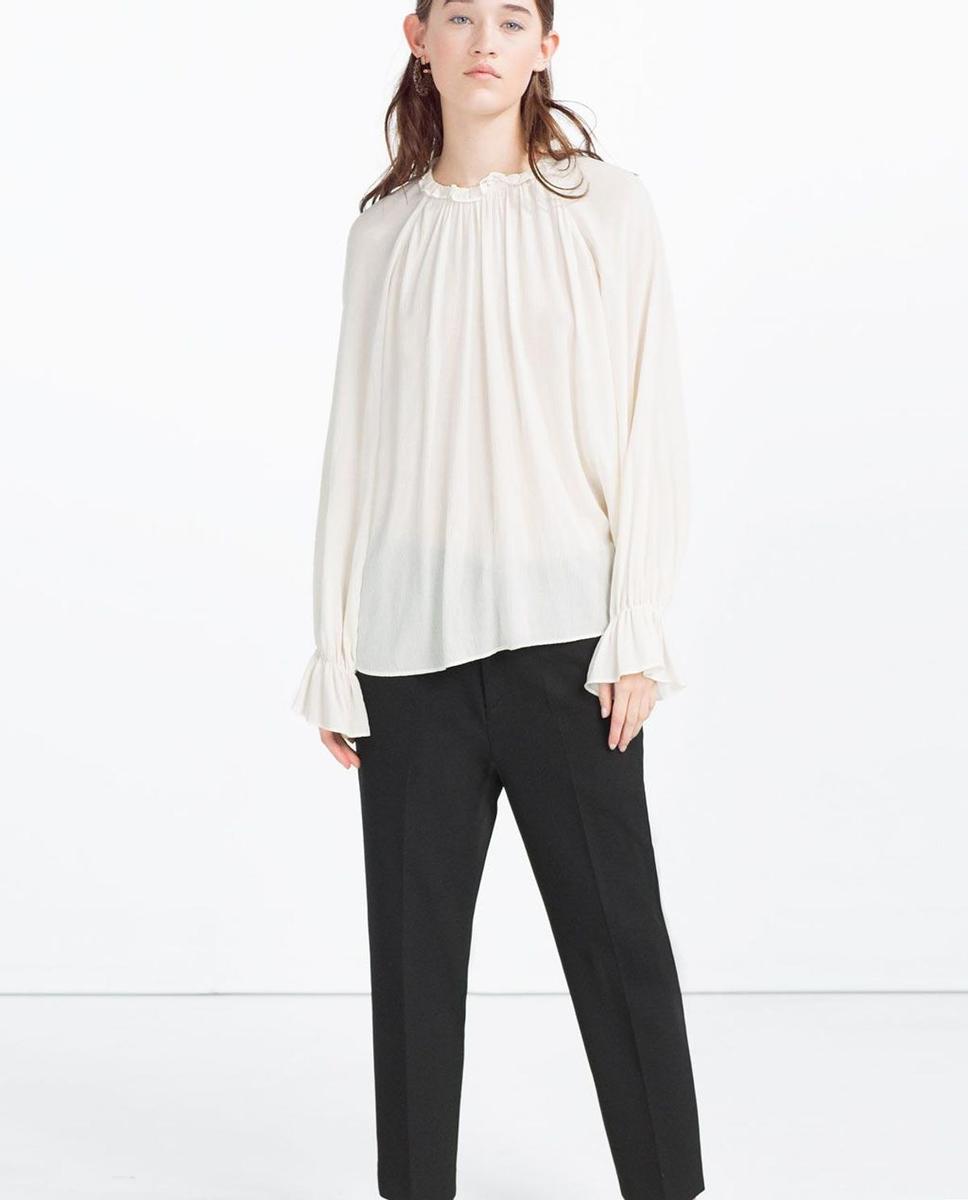 Blusa bell-sleeve de Zara (29,95€)