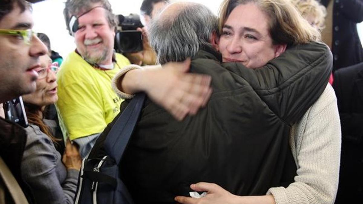 Ada Colau se abraza con un afectado ante los juzgados de Barcelona.