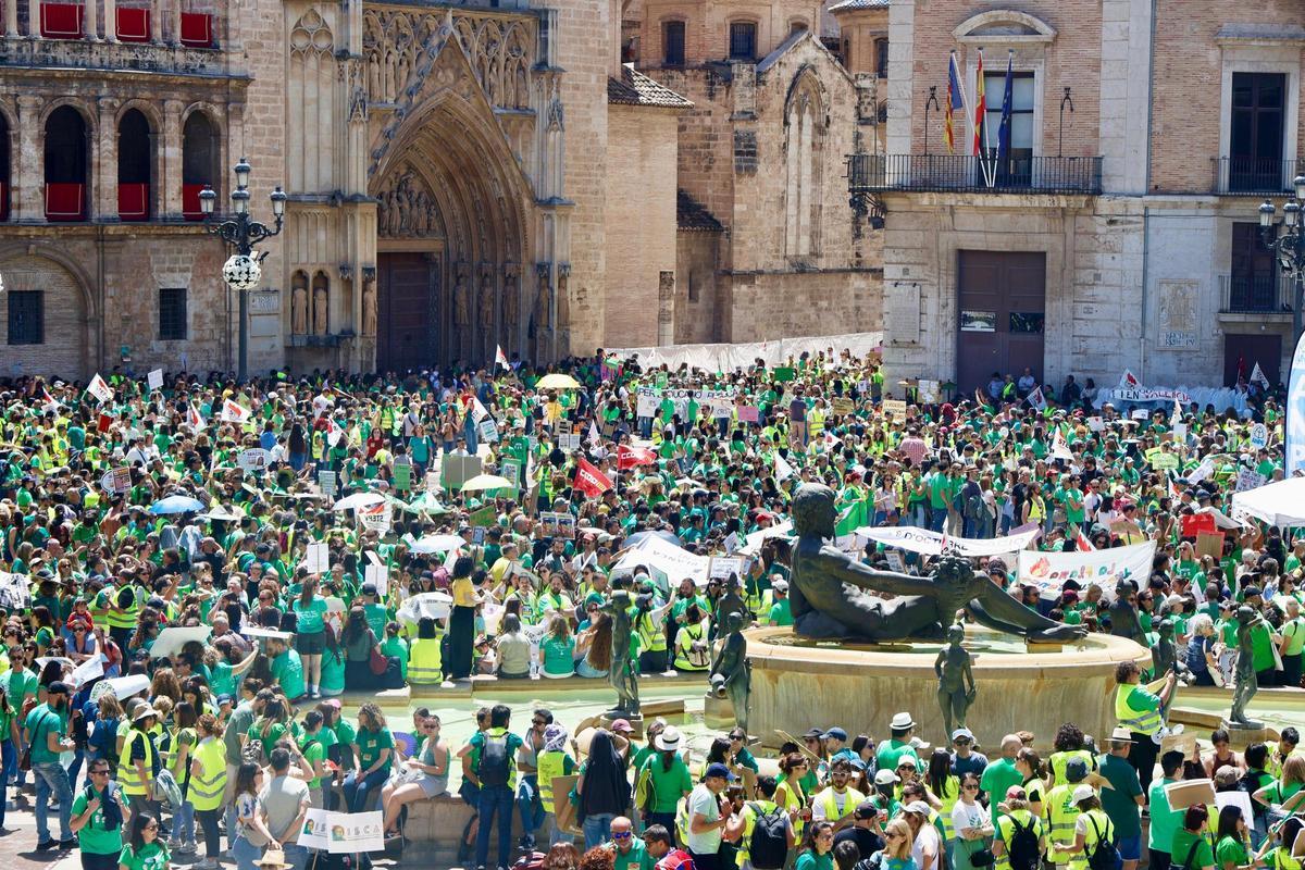Así ha sido la marcha "histórica" de los profesores en València el día de la huelga