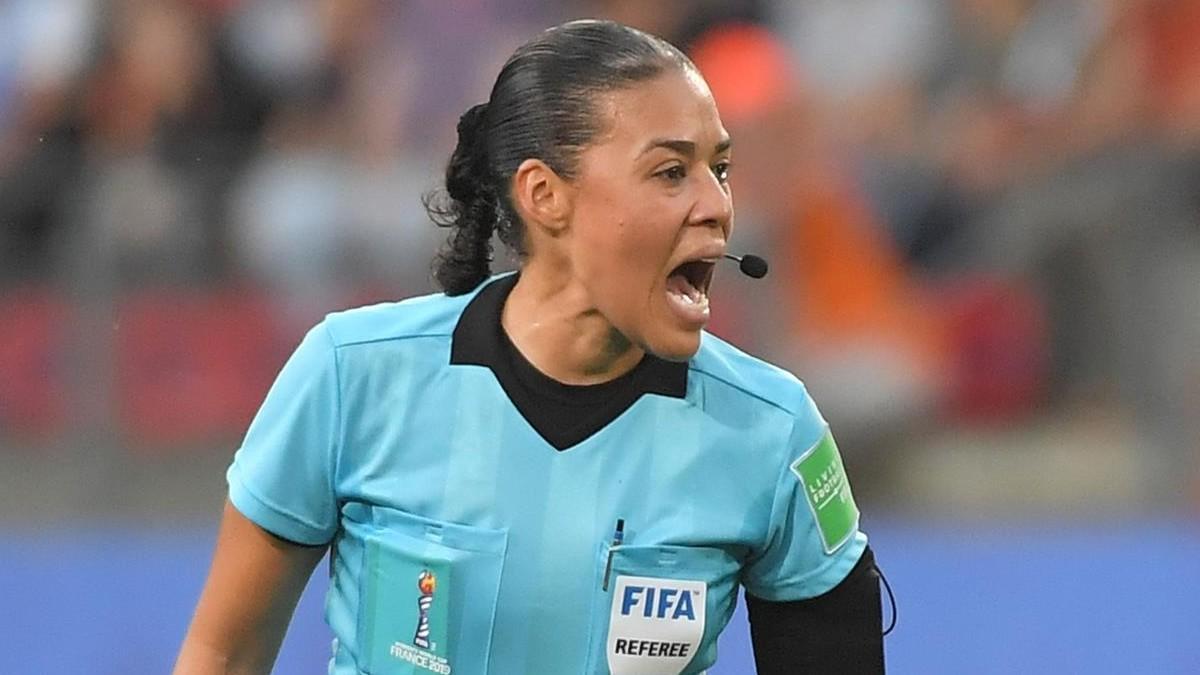 La colegiada brasileña Edina Alves, arbitrando un partido del Mundial Femenino