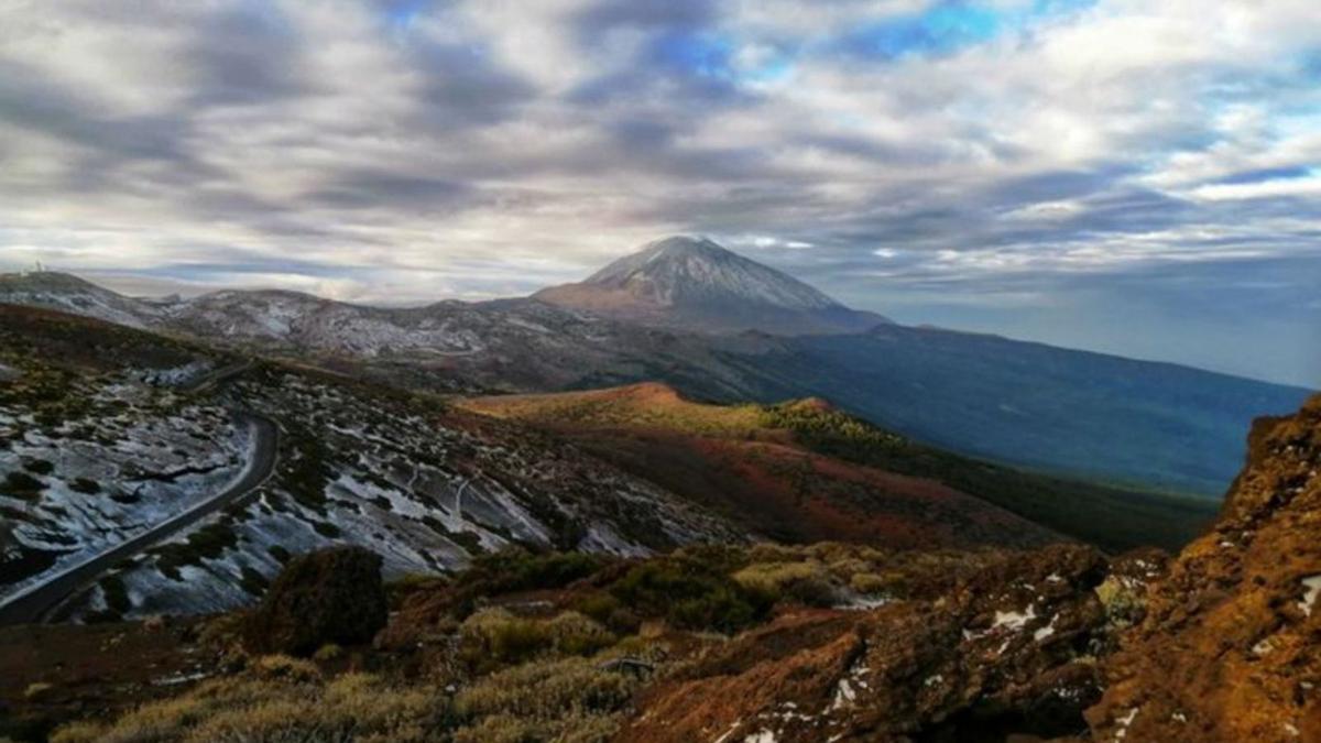 Una fina capa de nieve cubre el Teide con el primer manto blanco del nuevo año 