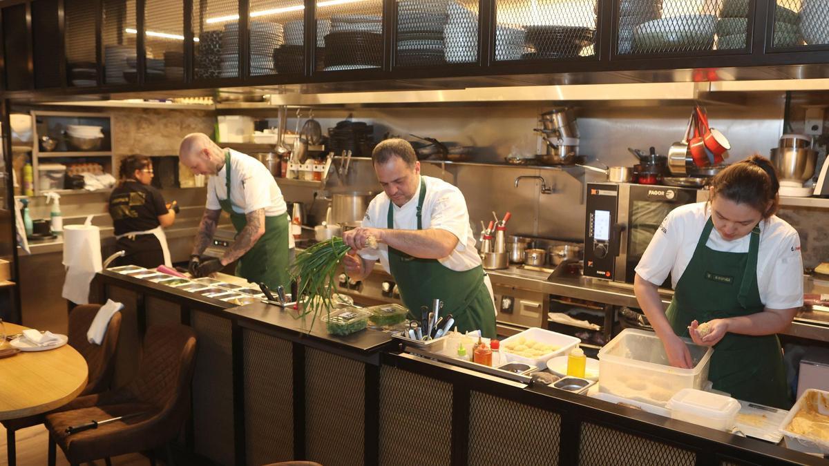 Equipo de A Espiga, uno de los recomendados, trabajando en la cocina