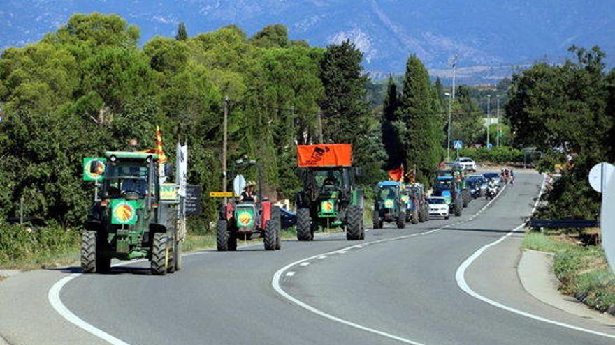 Pla general dels tractors recorrent la carretera