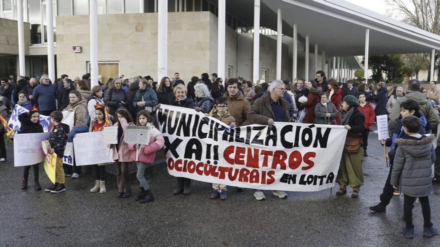 Impagos en los CSC de Santiago: «Esperábamos más que la llamada para una reunión con el Concello»