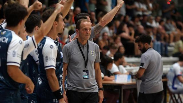 Quique Domíguez, dirigiendo al Frigo, en el torneo de Pontevedra. |  Gustavo Santos