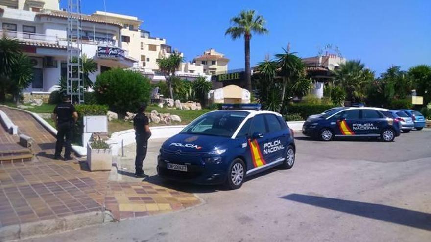 Agentes de la Policía Nacional en la zona de Dénia donde se produjo el incidente con los dos menores agredidos.