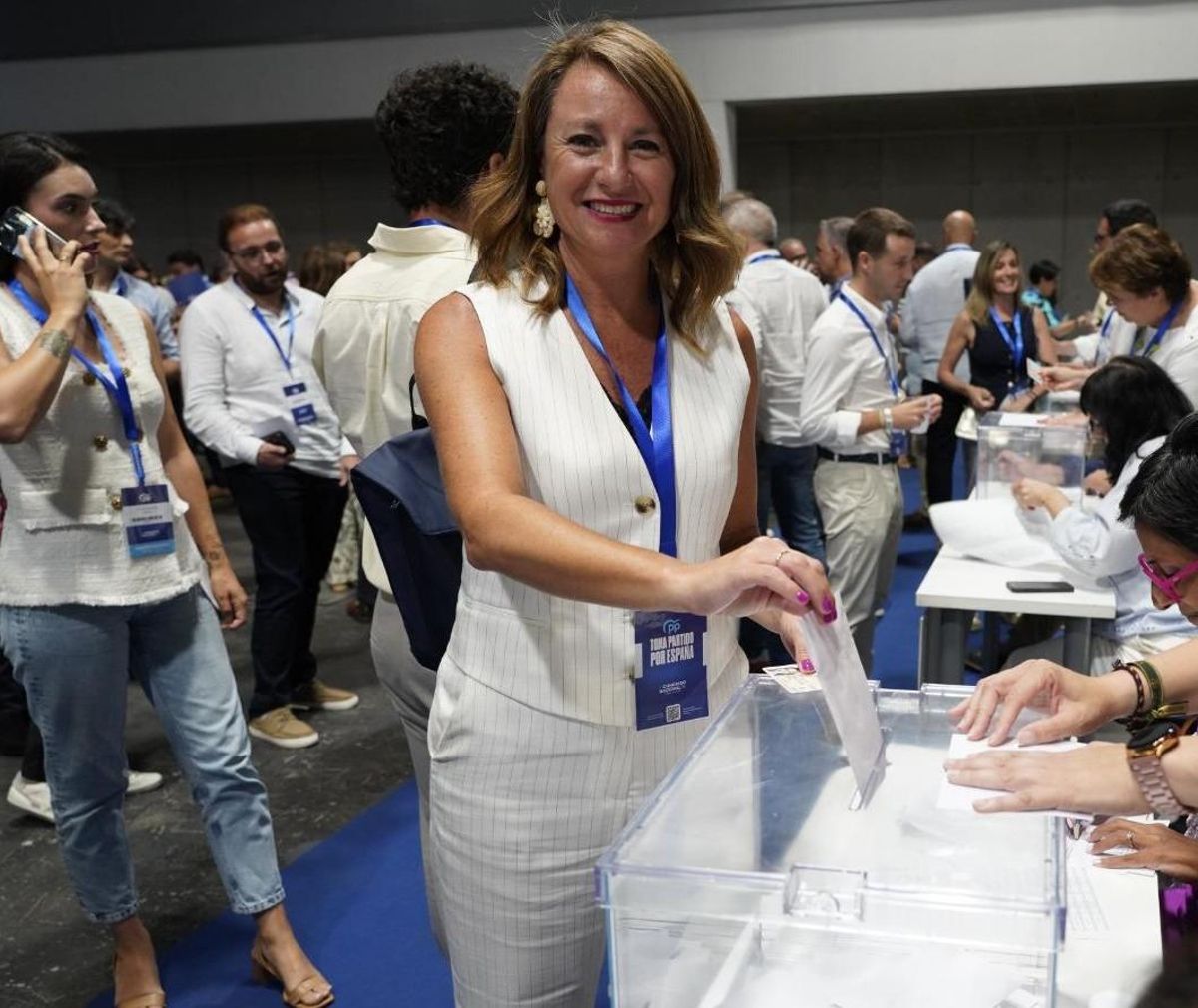 Carrasco ejerce su derecho al voto en el congreso de los populares.