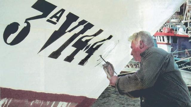 Xosé Tomé pintando un folio en Meira 2008. | Arquivo do autor