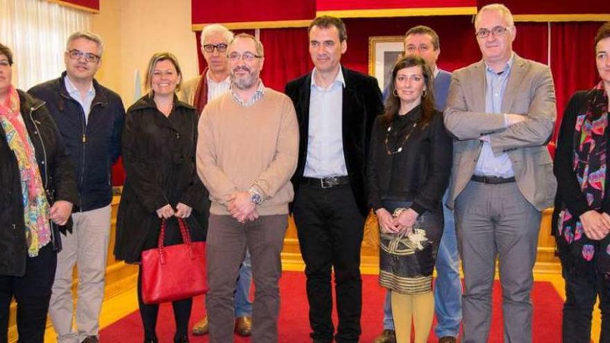 Alcalde y concejales de Tui, vareador de Valença do Minho y cargos de la Universidade de Vigo. // C. T. / J. V.