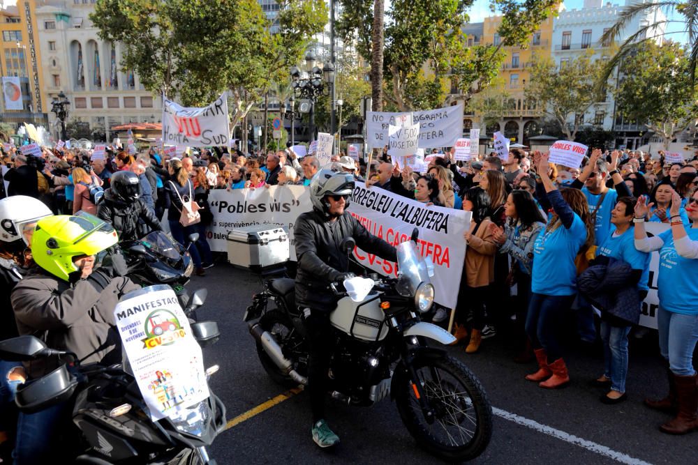 La protesta con tractores por las medidas de pacificación de la CV-500 llega a la ciudad