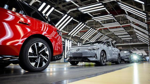 Línia d’acoblament d’un model elèctric de Volkswagen a la planta d’Emden, a l’estat de la Baixa Saxònia.