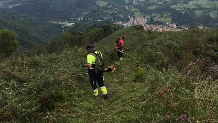 A la izquierda, obras en la red de geotermia de Mieres. A la derecha, la zona de Talleres del Conde y Valnalón.