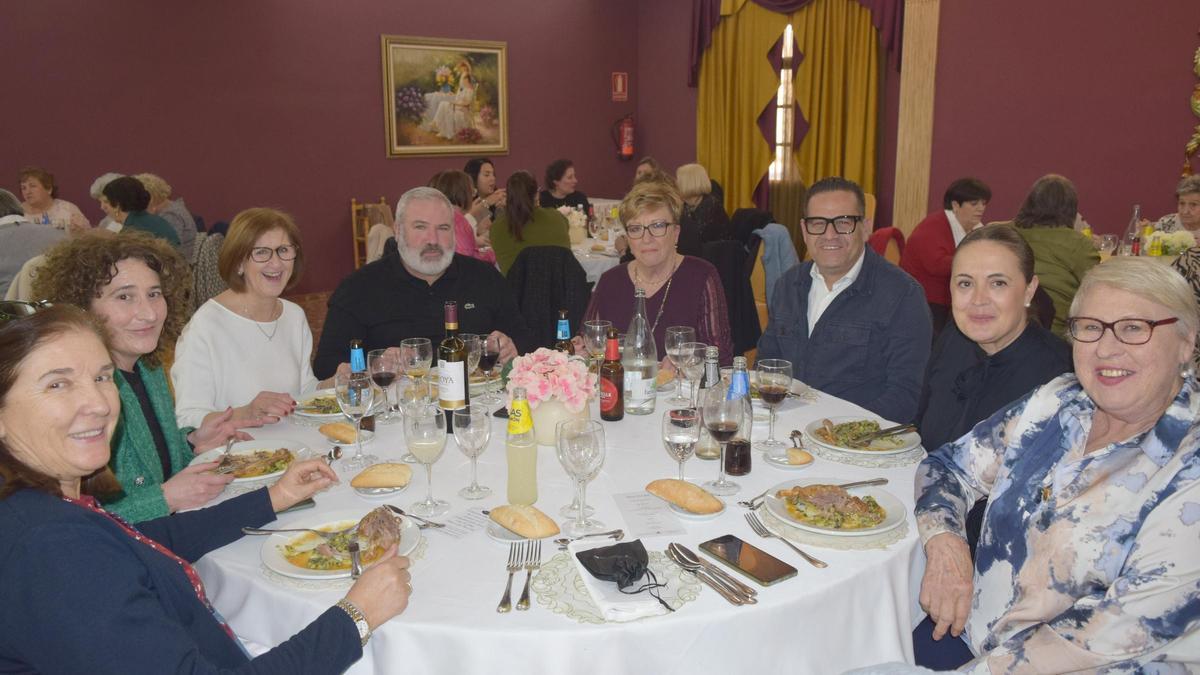 Las amas de casa comieron con el alcalde Cabanes y miembros de la corporación municipal.