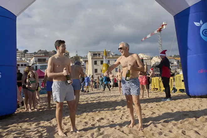 Les fotos del primer bany de l'any a Tossa de Mar