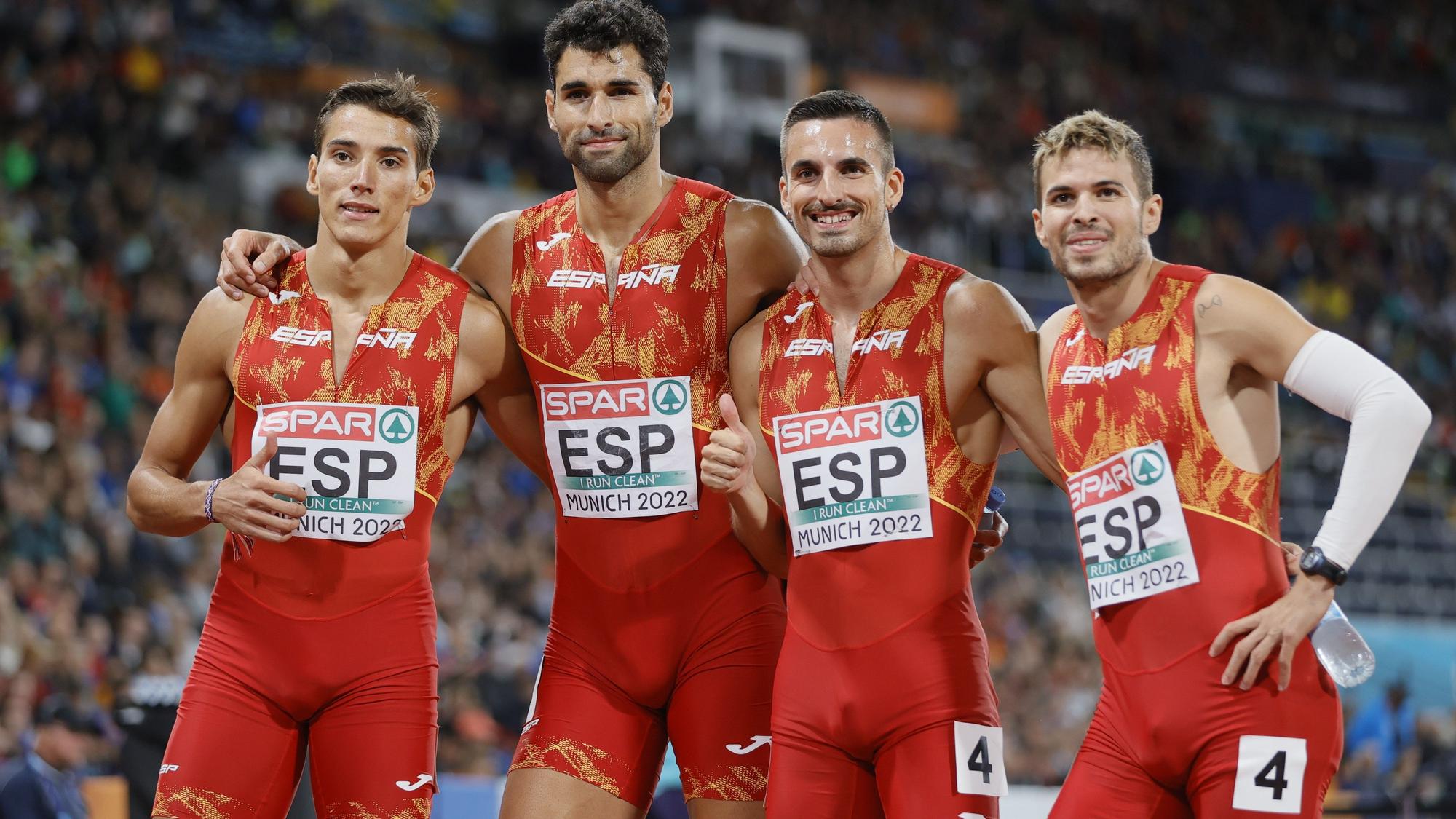 Iñaki Cañal, Lucas Búa, Óscar Husillos y Samuel García, los componentes del relevo 4x400 español tras alcanzar el cuarto puesto en la final.