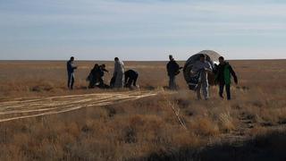 Una nave Soyuz con dos astronautas a bordo realiza un aterrizaje de emergencia al poco de despegar