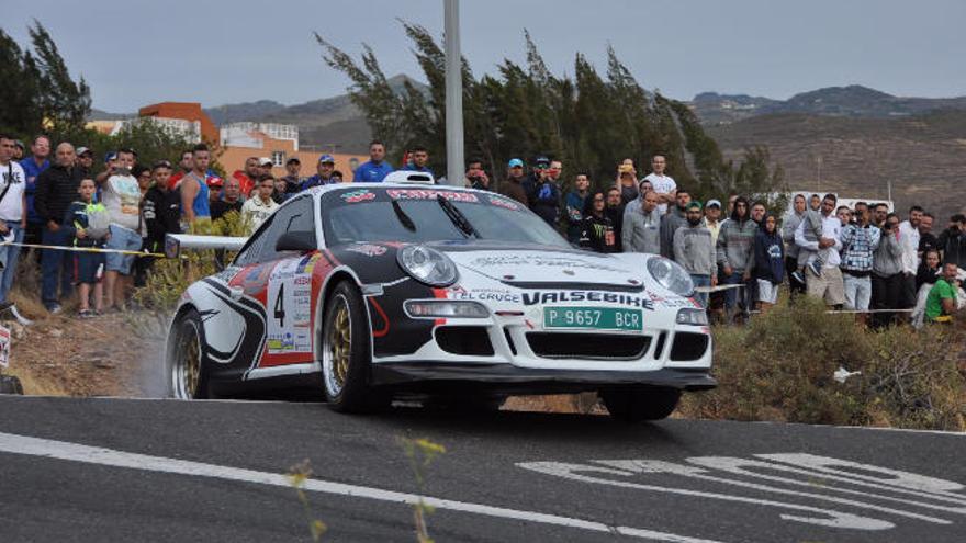 Iván Armas y Tino Guerra, ganadores con su Porsche 911 GT3, en el cruce de Cuatro Puertas-Los Moriscos.