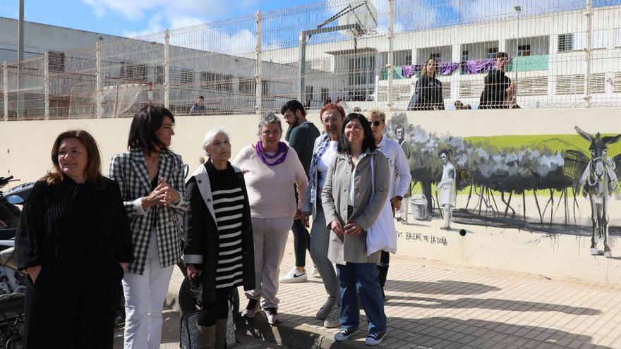 Homenaje a las camareras de piso y a las payesas de Ibiza y Formentera