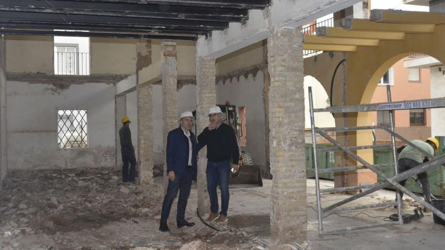 El alcalde y el edil de Urbanismo comprobaron los trabajos del futuro Espai Jove. | SÁNCHEZ