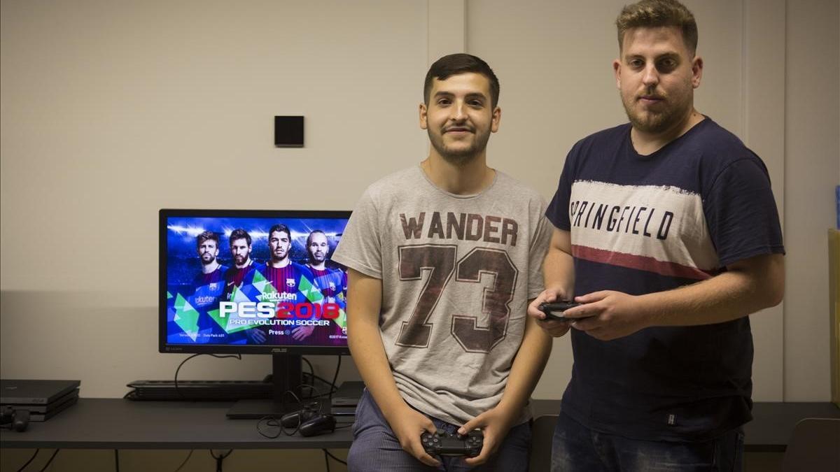 Alex Alguacil (izquierda) y José Carlos Sánchez disputarán la final del Mundial de Pro Evolution Soccer.