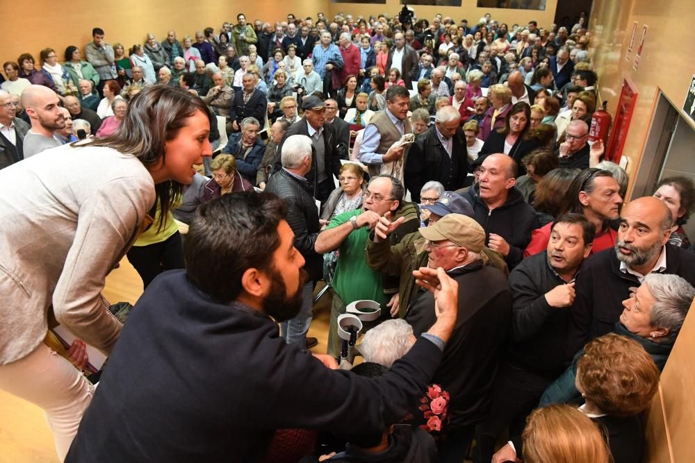 Asamblea de vecinos en el centro cívico de Eirís con Silvia Cameán y Xiao Varela