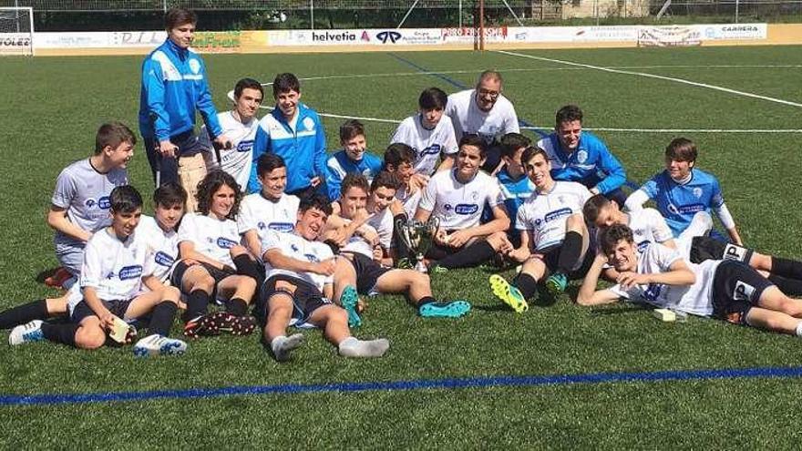 El equipo cadete del Ourense CF festeja el título copero. // FdV