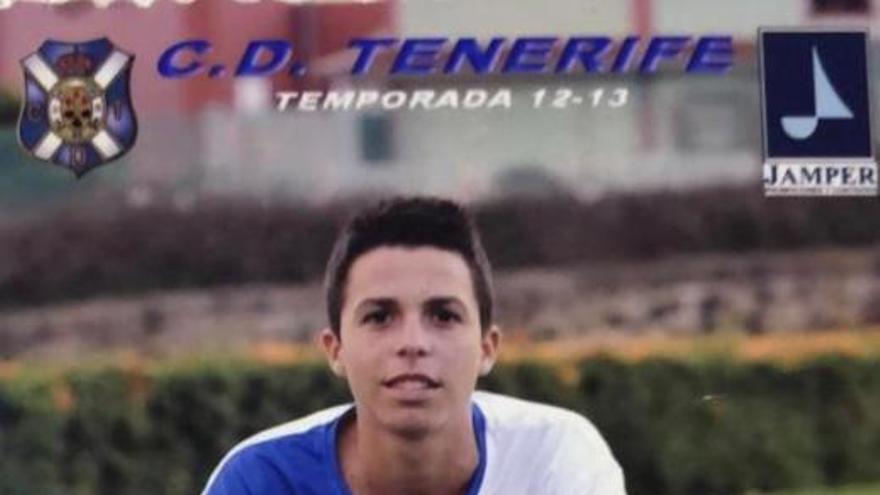 Kirian posa en la ciudad deportiva de Geneto con la elástica del Tenerife.  | | LP/DLP