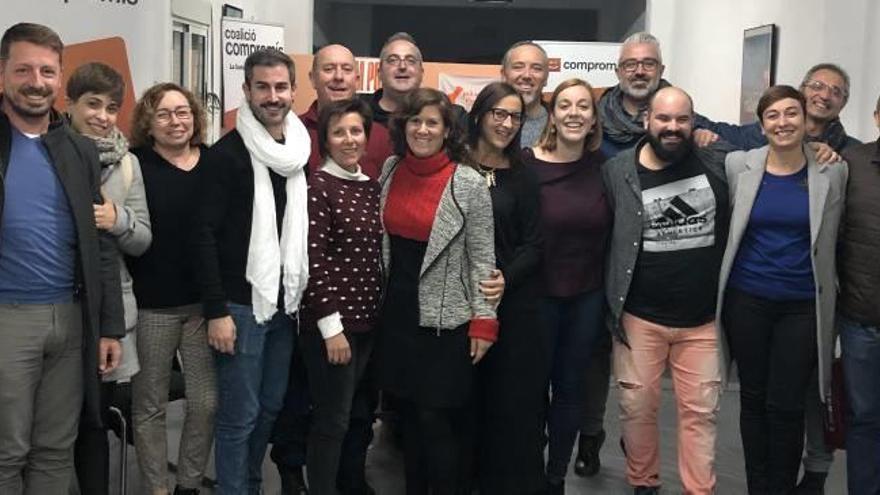 Alcaldes, concejales y diputadas asistentes al Encontre Comarcal de Compromís en la sede de la formación en L&#039;alcúdia de Crespins.