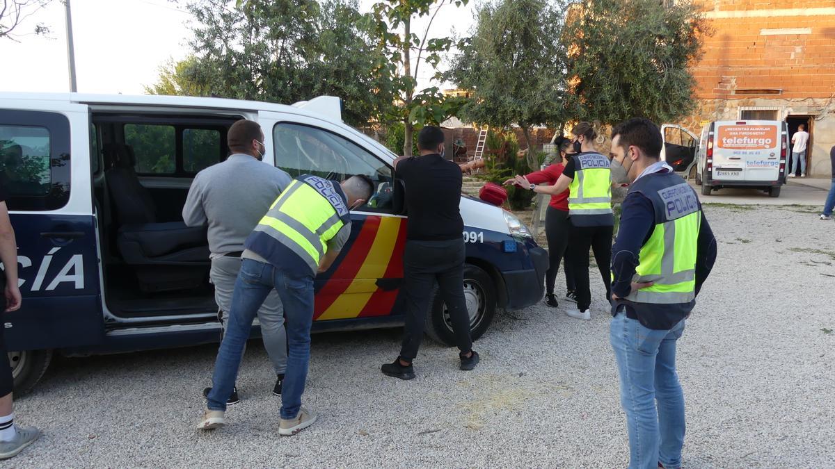 Agentes de la Policía Nacional, en el operativo.