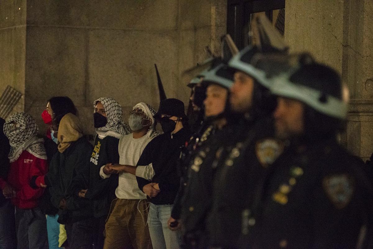 Momentos del desalojo del edificio ocupado en la Universidad de Columbia, en el que la Policía ha detenido a más de cien manifestantes propalestinos.