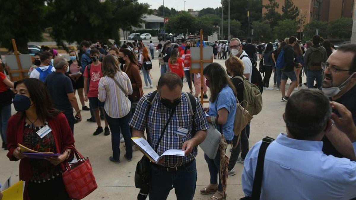 Decenas de estudiantes apuran los últimos minutos para repasar antes de comenzar los exámenes de la EBAU.