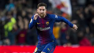 Leo Messi conduce el balon durante un partido