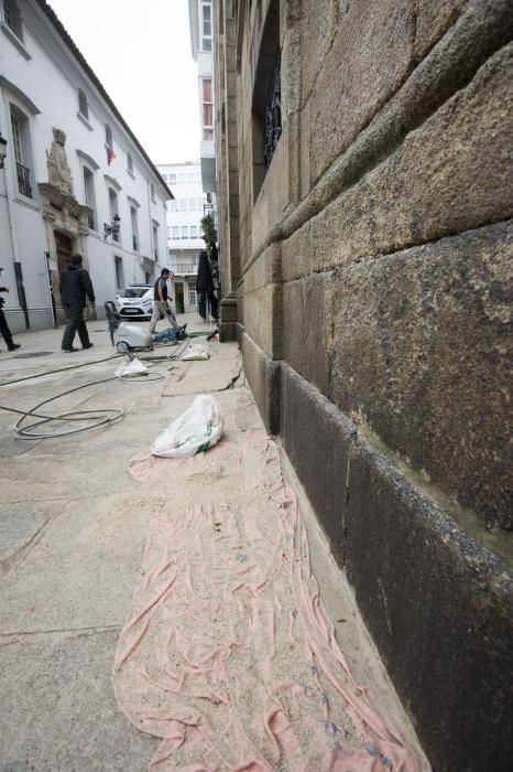 El inmueble de la familia Franco, catalogado con la máxima protección monumental, apareción con pintadas el pasado 20N. Operarios comenzaron a limpiarlo con agua y arena a presión sin autorización.