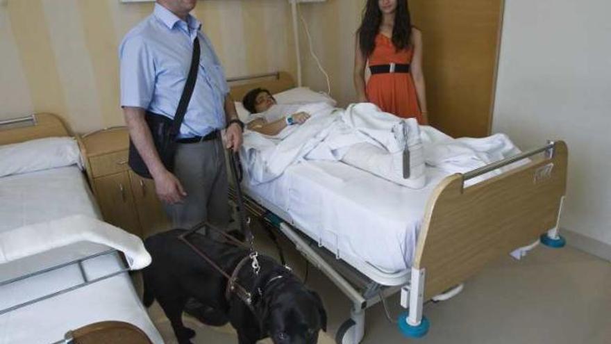 Sonia ayer junto a su marido, su hija y el perro en el hospital.