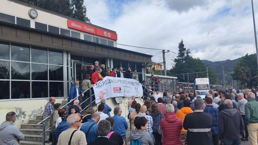 Una protesta reciente en la estación de tren de Mieres. | A. Velasco