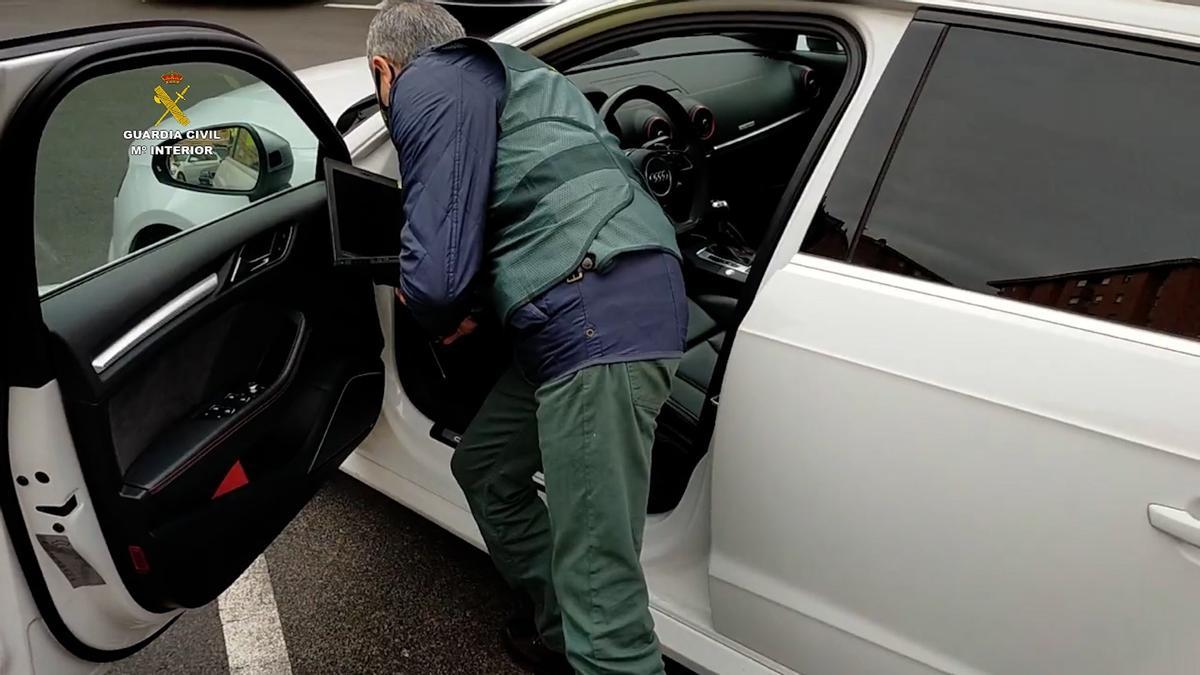 Un agente de la Guardia Civil inspeccionando un coche.