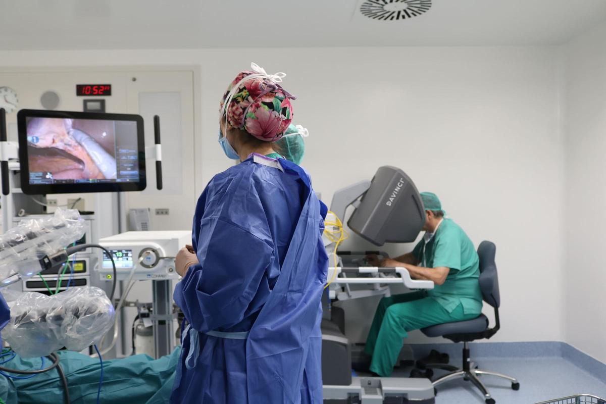 Una operación en uno de los quirófanos del Hospital Universiario de Lanzarote Doctor José Molina Orosa.