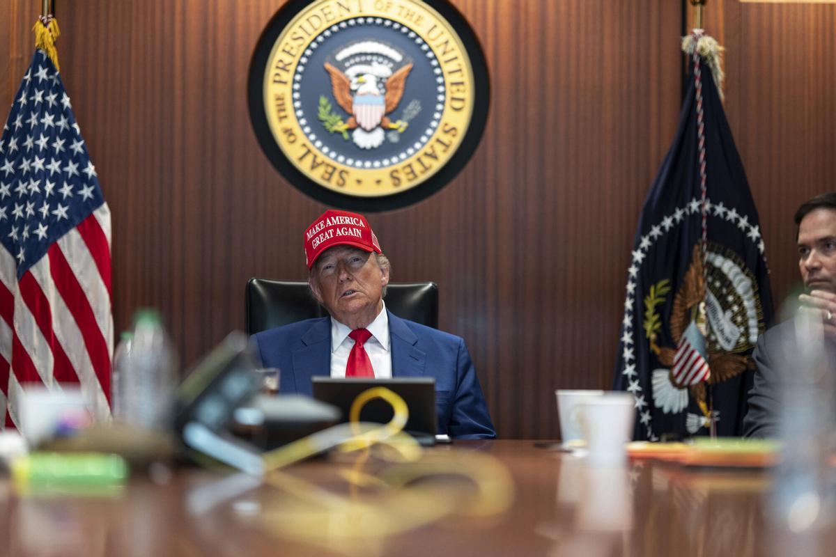 El presidente Donald Trump, vistiendo una gorra MAGA, en la Casa Blanca