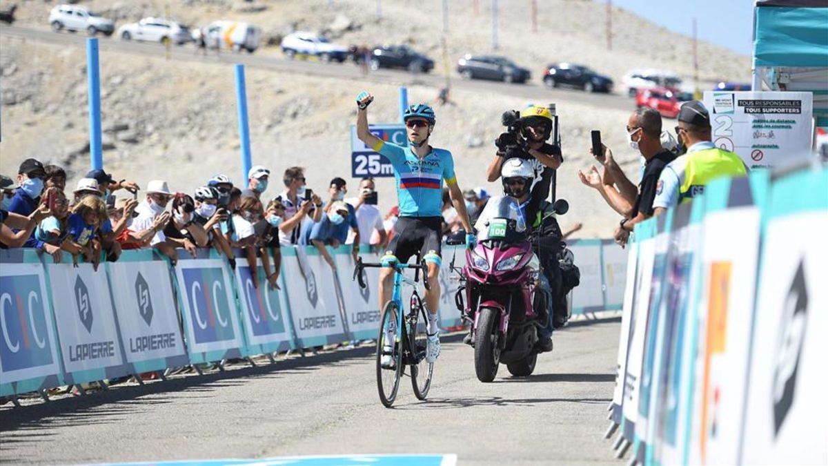 Aleksandr Vlasov alza el puño victorioso en la legendaria cima gala