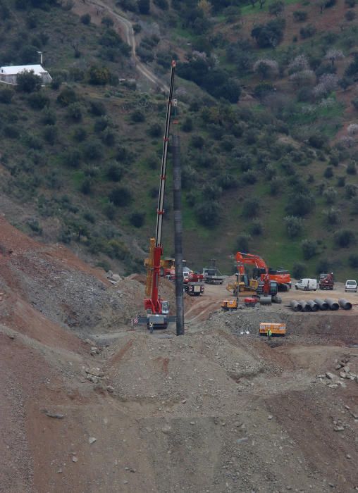 Los operarios trabajan en el 'encamisado' del túnel de rescate introduciendo tubos que aseguren la galería.