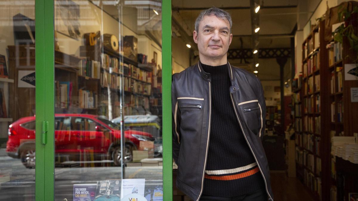 Lluís Llort, en la librería Obaga de Barcelona.