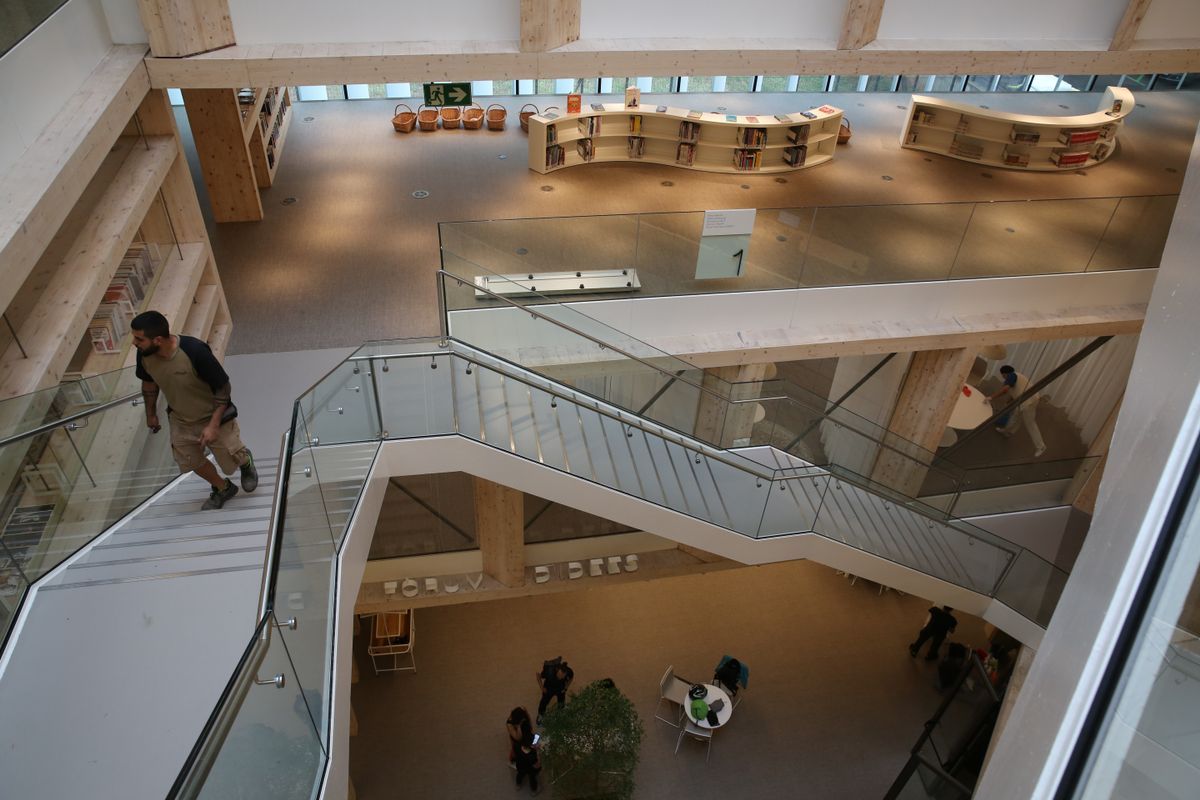 Así es la espectacular biblioteca de moda en Barcelona que dirige una valenciana