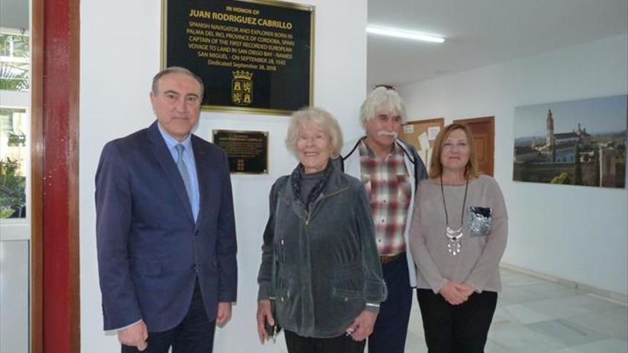 Placa en honor al explorador de Palma del Río