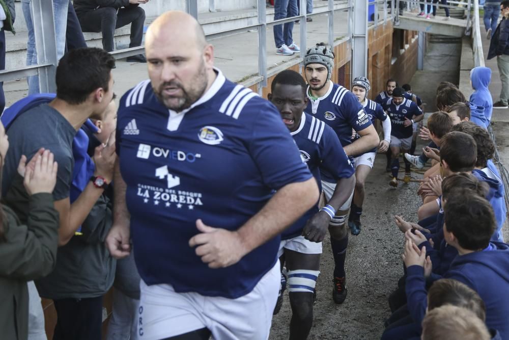 Los jugadores del Oviedo Rugby salen al terreno de juego.