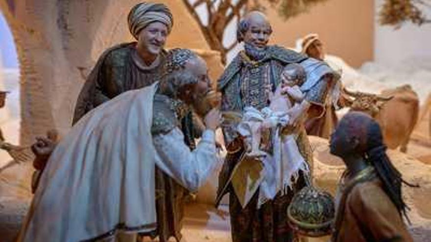 Escena que representa la llegada de los Reyes Magos con el niño Jesús. La postura y expresividad de las figuras hacen que hablen por sí solas.