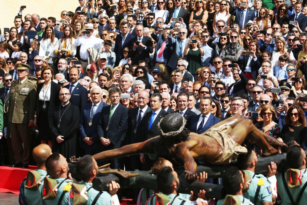 El traslado del Cristo de la Buena Muerte a cargo de la Legión volvió a congregar a numeroso público en la explanada de Santo Domingo