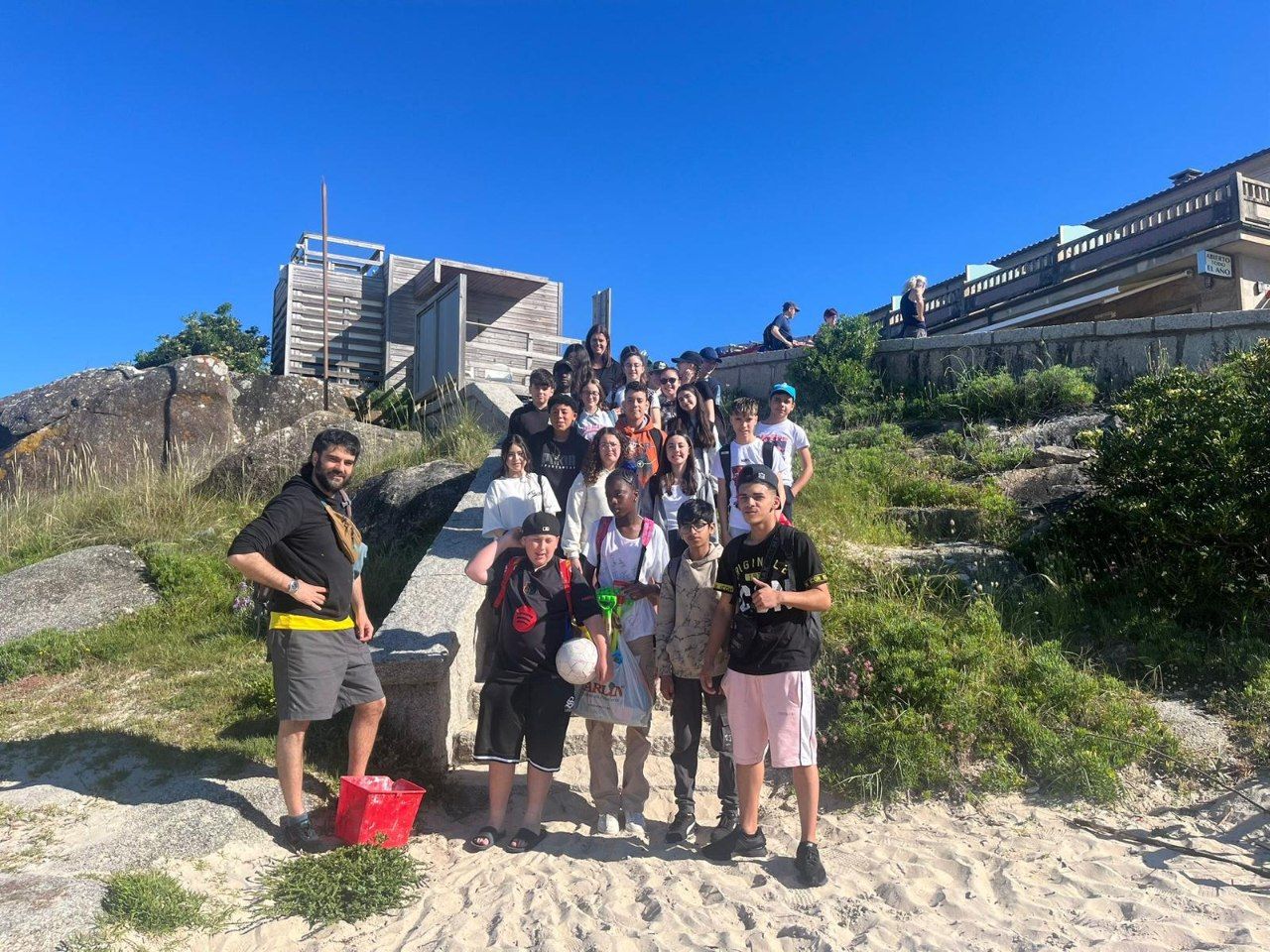 Los alumnos a su llegada a la playa grovense de A Lanzada, para participar en la fiesta de las esculturas de arena.
