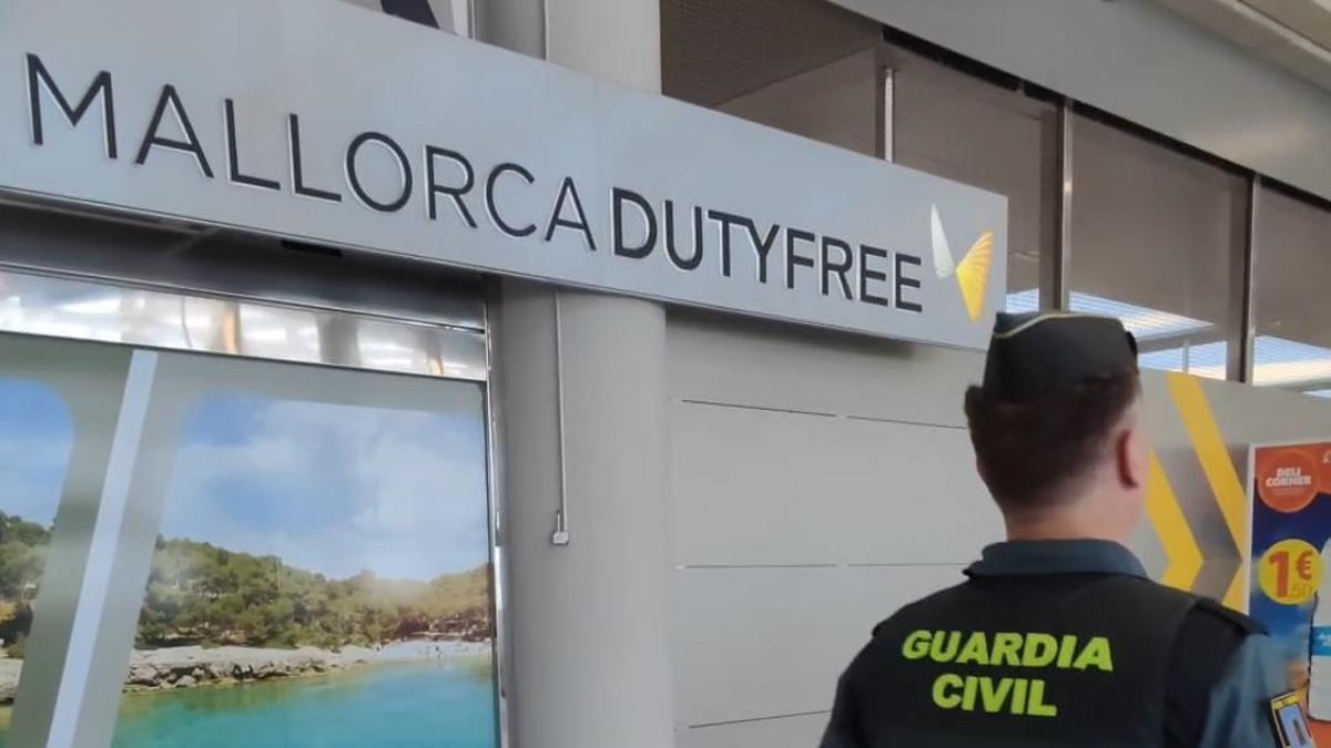 Un agente de la Guardia Civil en la zona comercial del aeropuerto de Palma.