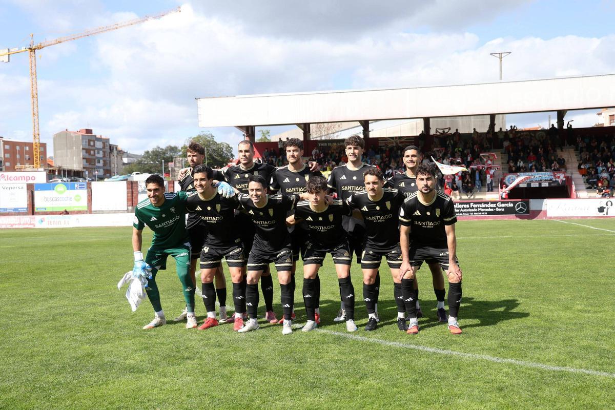 Las imágenes del duelo trascendental entre el Arosa y el Compostela Las imágenes del duelo trascendental entre el Arosa y el Compostela