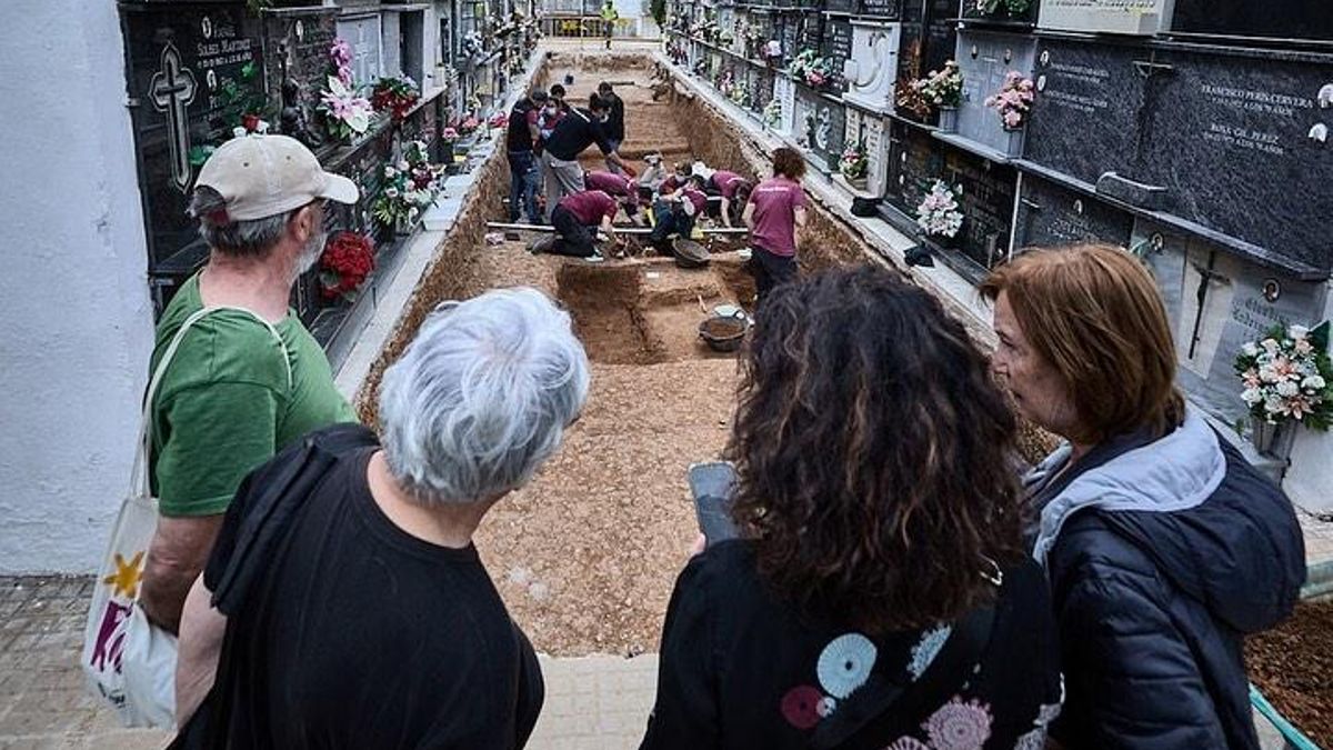 La fosa del cementerio de Gandia, poco después de ser descubierta, observada por familiares de las víctimas.